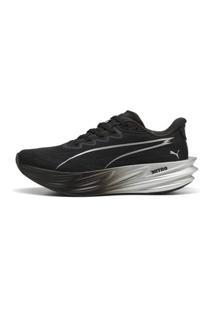 Chaussure de course noire Puma avec une semelle intermédiaire argentée portant la mention Nitro et un logo Puma réfléchissant sur le côté, vue de l'extérieur.