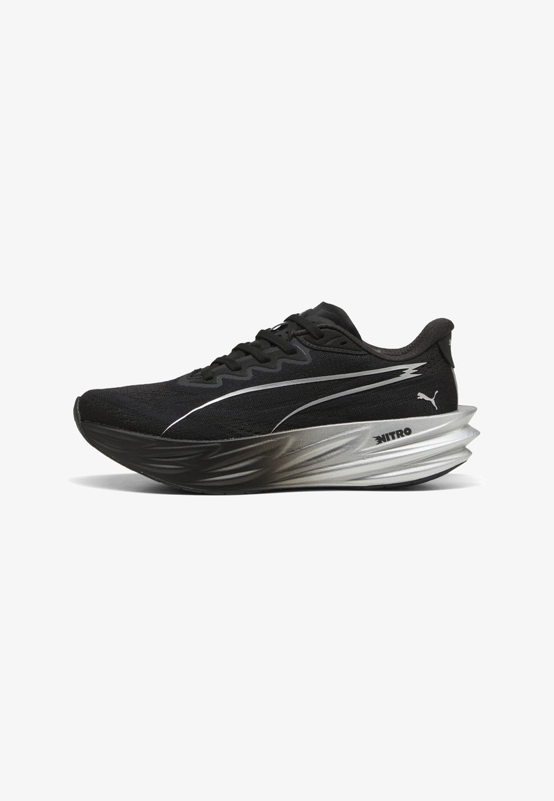 Chaussure de course noire Puma avec une semelle intermédiaire argentée portant la mention Nitro et un logo Puma réfléchissant sur le côté, vue de l'extérieur.