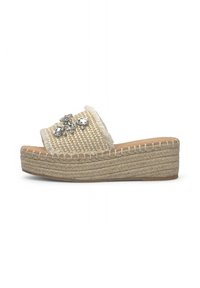 Sandalia deslizante beige tejida con una parte superior texturizada y acentos decorativos de cristal. Presenta una suela de plataforma envuelta en yute.