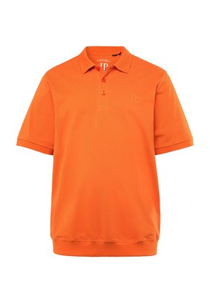 Pomarańczowa koszulka polo z krótkim rękawem, wykonana z miękkiego materiału. Posiada trzy guziki z przodu i haftowane logo na piersi.