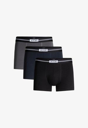 Drei Herrenboxershorts in Schwarz, Marineblau und Dunkelgrau mit schwarzen Bünden, die weiße Streifen und das JOOP!-Logo tragen.
