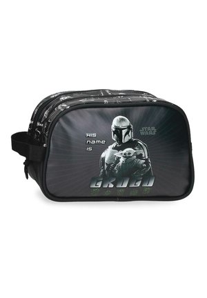 Neceser negro de Star Wars con un Mandaloriano sosteniendo a Grogu, con el texto "Su nombre es Grogu" y el logo en el panel frontal.