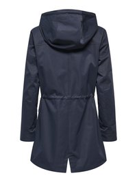 Dámsky pršiplášť tmavomodrej farby s kapucňou, dlhými rukávmi, sťahovacím pásom v páse a ventilačným otvorom na zadnej strane, zobrazený zozadu.