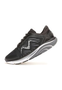 Czarne buty sportowe z chropowatą cholewką, biała i szara gumowa podeszwa oraz charakterystyczny szary geometryczny wzór z boku.