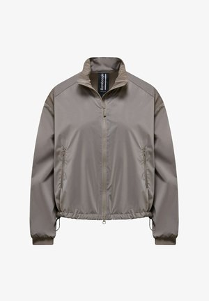 Jasnobrązowa kurtka wiatrówka na zamek błyskawiczny, z kołnierzem stojącym, elastycznymi mankietami i zapinanymi na zamek bocznymi kieszeniami.