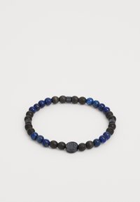 Brățară din mărgele cu mărgele negre mate și lustruite, intercalate cu mărgele de lapislazuli albastre, accente circulare negre cu logo.