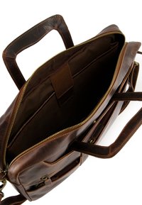 Brun lædertaske med dobbelte håndtag, lynlås lukning og indvendige lommer. Glat tekstur med holdbar syning og guldfarvede hardware detaljer.