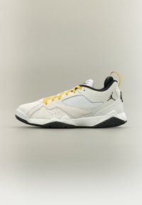 Niewybrane, summit white/black/vivid sulfur