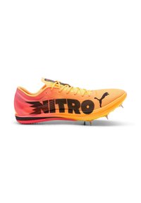 Puma löparskor med en gradient av gult och rosa, med en framträdande svart "NITRO"-logotyp, spetsiga spikar och klara gula snören.