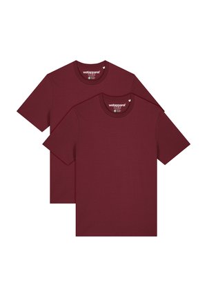 Twee korte mouwen T-shirts in rijk bordeauxrood. Rond de hals, van zachte katoenen stof, gladde textuur en eenvoudig ontwerp zonder patronen of accenten.
