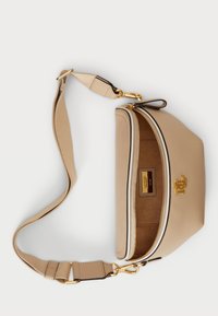 Borsa a tracolla in pelle beige con dettagli in oro, chiusura con zip e tracolla regolabile. Presenta il logo all'interno e una texture liscia.