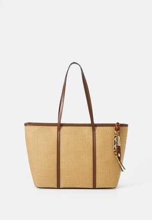 Borsa tote in paglia intrecciata con finiture e manici in pelle marrone. Presenta accenti decorativi con frange di vari colori su un lato.