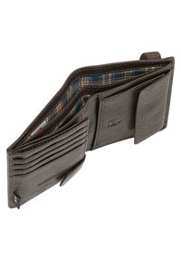 Cartera de cuero marrón con un acabado texturizado, que presenta múltiples ranuras para tarjetas, un cierre a presión y un forro de tela a cuadros.