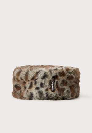 Bandeau en fausse fourrure imprimé léopard marron et gris avec une petite étiquette noire à l'avant.