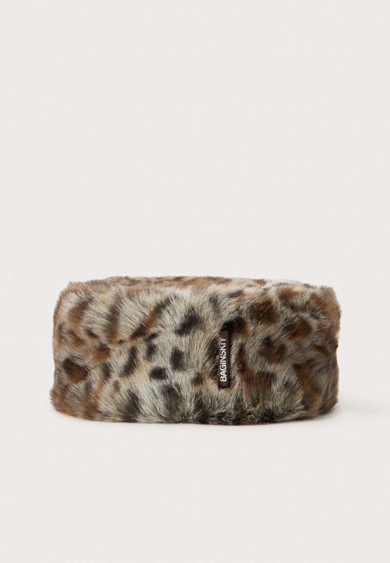 Bandeau en fausse fourrure imprimé léopard marron et gris avec une petite étiquette noire à l'avant.