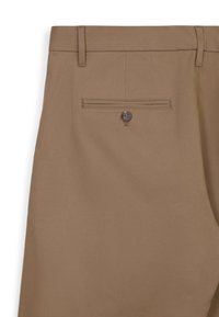 Hellbraune Hosen mit glatter Textur. Verfügt über eine Gesäßtasche mit Knopfdetails und Gürtelschlaufen. Klassisches Tailored-Design.