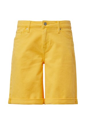 Shorts en denim jaune avec ourlets roulés, dotés d'un design classique à cinq poches et d'une fermeture à bouton en métal. Texture lisse, sans motifs.