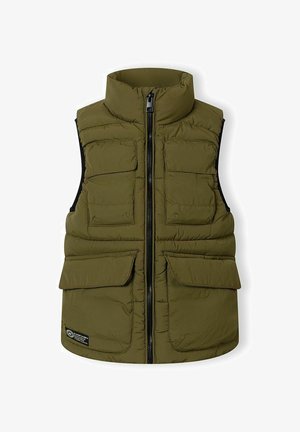 Alyvuogių žalios spalvos paminkštinta be rankovių liemenė su aukštu apykakliu, priekinėmis užtrauktuku ir keturiomis kišenėmis su klostėmis, dvi ant krūtinės ir dvi ties juosmeniu.