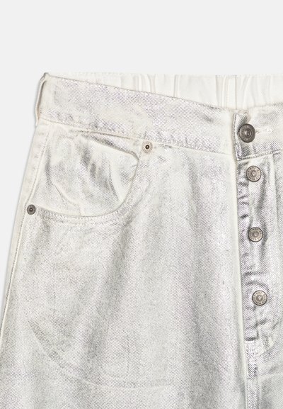 Sølv metallisk denimskjørt med høy midje, fem-knaps lukking, frontlomme og lett tekstur; har en unik glans og strukturert design.