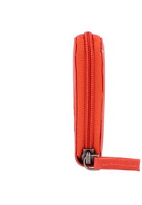 Ritsportemonnee in feloranje stof, met een gestructureerd oppervlak. Inclusief een metalen rits en een stoffen trekkoord. Compact ontwerp.