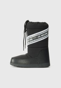 Fekete hócsizma texturált anyaggal, párnázott felsőrésszel és fehér szalaggal, amelyen ismétlődő "LOVE MOSCHINO" felirat található. Csúszásmentes gumitalp.