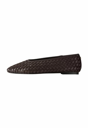 Zapato plano de color marrón oscuro con patrón de cuero tejido, puntera redondeada y tacón bajo, visto de lado sobre un fondo blanco liso.