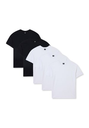 Set di quattro t-shirt: due nere e due bianche. Materiale in cotone, maniche corte, collo rotondo, vestibilità standard, texture liscia, senza motivi.