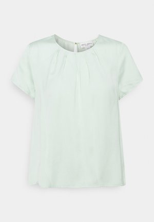 Blusa de manga corta verde claro con escote redondo, pliegues delanteros y cierre trasero con botones.