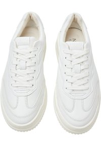 Weiße Sneakers mit einem glatten Lederobermaterial, gepolstertem Kragen, Gummiaußensohle, runder Zehenpartie und flachen Schnürsenkeln mit dezenten Nähdetails.