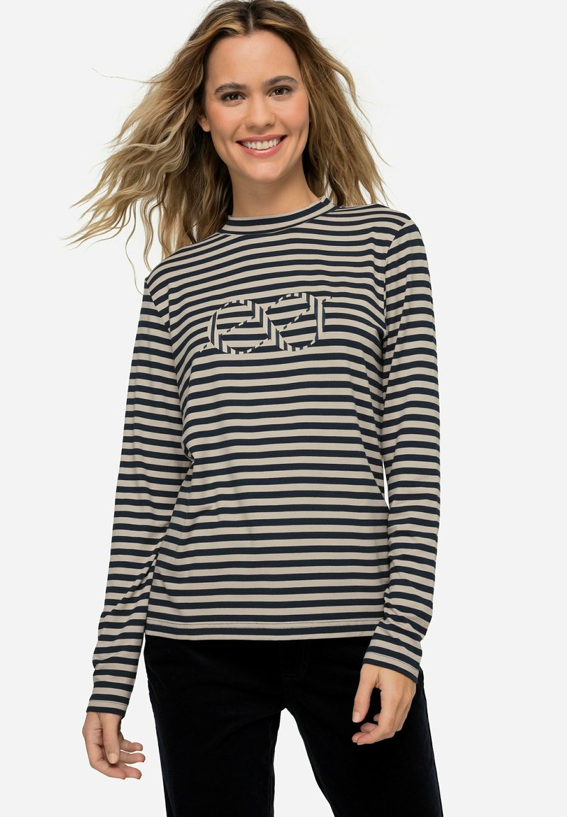 Halenka s dlouhým rukávem, pruhovaná v béžové a námořnické barvě, s texturovanou nášivkou loga na hrudi. Bavlněná směs, uvolněný střih, kulatý výstřih.