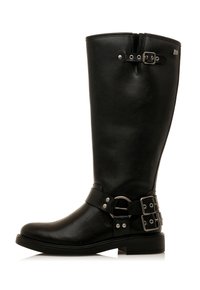 Stivale alto in pelle nera con punta tonda, dettagli in fibbia e anello in metallo. Presenta una texture liscia e una suola resistente.