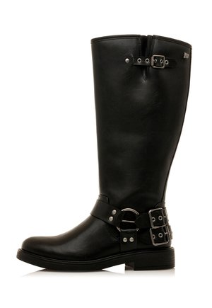 Botte en cuir noir, à hauteur de genoux, avec une forme arrondie, des accents de boucles et un détail en métal. Elle présente une texture lisse et une semelle robuste.