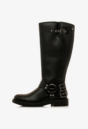 Stivale alto in pelle nera con punta tonda, dettagli in fibbia e anello in metallo. Presenta una texture liscia e una suola resistente.