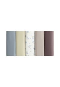 Cinq rouleaux de tissu alignés avec les couleurs gris bleu, beige, blanc avec imprimé floral bleu, brun clair et mauve foncé.