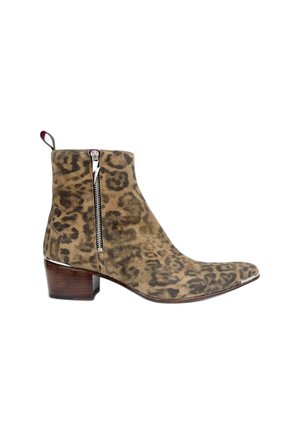 Botín de ante con estampado de leopardo, que cuenta con una cremallera lateral, punta afilada y un tacón apilado con un acento brillante.