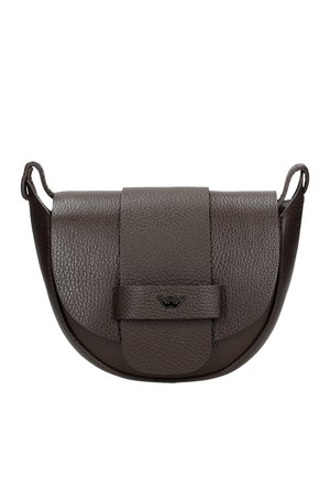 Sac bandoulière en cuir brun foncé texturé avec un rabat avant et une sangle centrale arborant un petit emblème de logo noir.