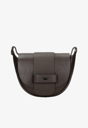 Sac bandoulière en cuir brun foncé texturé avec un rabat avant et une sangle centrale arborant un petit emblème de logo noir.