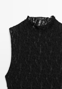 Haut noir sans manches en dentelle, avec col montant, motif floral texturé et étiquette Massimo Dutti à l'intérieur du col.