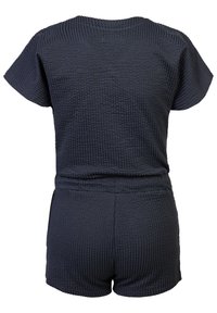 Conjunto de dos piezas en azul marino oscuro, hecho de tejido texturizado, que presenta una blusa de manga corta y un pantalón corto ajustado con una cinturilla.