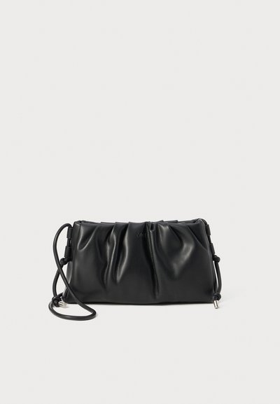 Schwarze Leder-Crossbody-Tasche mit gerafftem Design, verstellbarem Trageriemen und dezentem Logo. Glatte Textur und schlanke rechteckige Form.