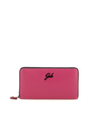 Portafoglio rettangolare rosa con zip intorno, logo nero "Gabs" centrato sul davanti e tiretto della zip rosa abbinato.
