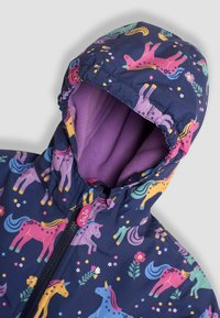 Mørkeblå puffy jakke med en lilla fleece-forsynet hætte, prydet med farverige enhjørning- og blomstermotiver, lukket med lynlås og med mærke.