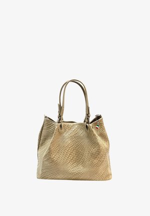 Sac à main en cuir tissé beige avec double poignées et petite étiquette drapeau italien sur le côté droit sur fond blanc.