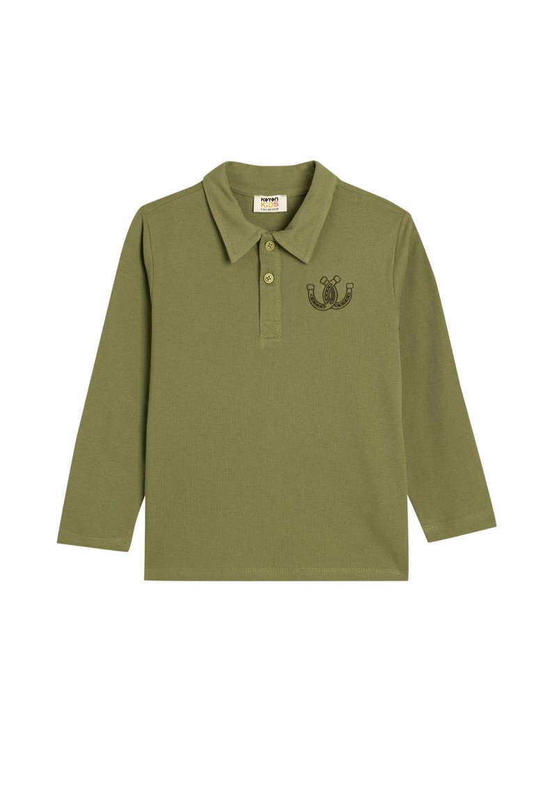 Olijfgroene langemouwen polo, gemaakt van katoen, met een kraag, drie knopen en een zwarte hoefijzergrafiek op de borst.