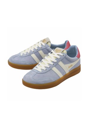 Baskets en daim bleu avec des rayures blanches, des lacets crème et un accent rose sur le talon. Semelle en caoutchouc à finition texturée. Marque Gola sur la languette.