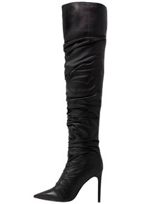 Oberschenkelhohe schwarze Lederstiefel mit einem lässigen Design, spitzer Zehenform und hohem Stiletto-Absatz. Glatte Textur mit minimal sichtbarem Zubehör.