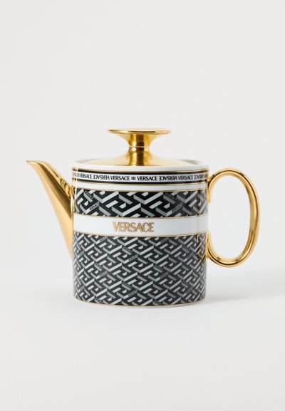 Czajnik w kolorze czarno-białym z dodatkami w kolorze złotym, z geometrycznym wzorem i napisem "VERSACE" w eleganckiej czcionce. Elegancki dzióbek i uchwyt.