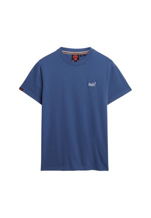 T-shirt blu a maniche corte con collo rotondo, dotato di un piccolo logo bianco sul lato sinistro del petto e un'etichetta rossa sul polsino sinistro della manica.