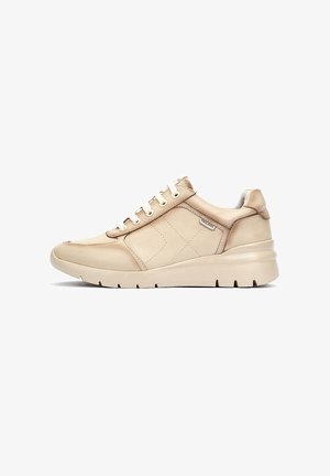 Zapatillas de cuero beige con una superficie texturizada, suela de goma plana y diseño con cordones. Presenta un patrón de diamantes y un sutil detalle de marca.