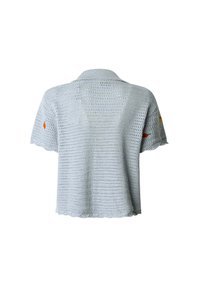 Top a maniche corte, azzurro chiaro, in maglia con colletto, caratterizzato da una trama aperta e testurizzata e piccoli accenti ricamati colorati sulle maniche.